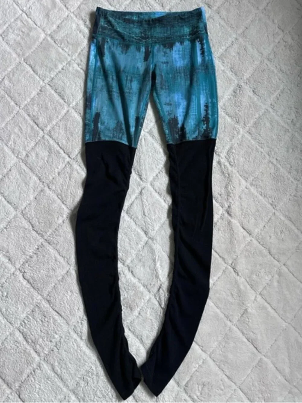 ALO Yoga | Blue and Black Tie Dye Ribbed Low Rise Goddess Leggings | Size Small
